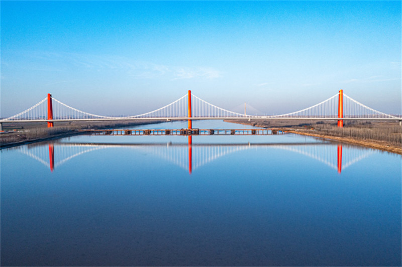 Ouverture à la circulation d'un pont suspendu auto-ancré de 6 683 mètres de long dans l'est de la Chine
