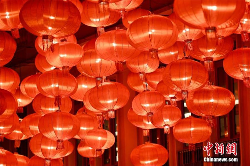 Des lanternes rouges décorent les rues de Hong Kong pour le Nouvel An chinois