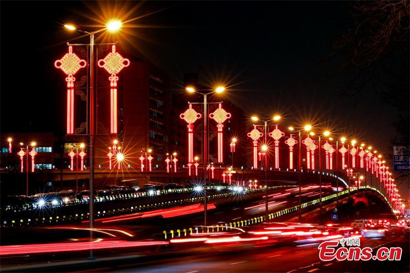 Des décorations en forme de nœuds chinois illuminent l'avenue Chang'an à Beijing