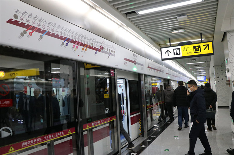 La ligne 9 de transport sur rail à Chongqing montre un nouveau paysage du « rail passant à travers des bâtiments »