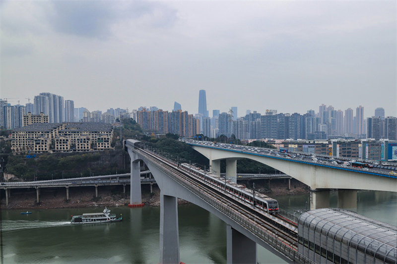 La ligne 9 de transport sur rail à Chongqing montre un nouveau paysage du « rail passant à travers des bâtiments »