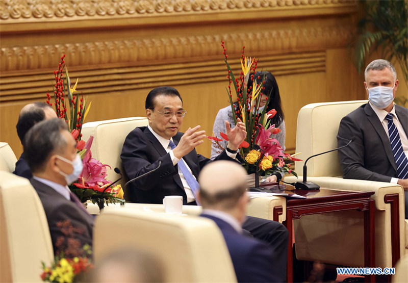 Le Premier ministre chinois organise un symposium avec les représentants des experts étrangers en Chine
