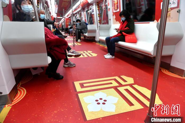 Fujian : le métro de Fuzhou met en service un train sur le thème du « Fu »