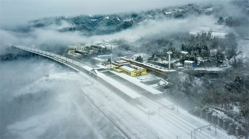 Hubei : des trains transportent des passagers le long des monts Wuling enveloppés de neige