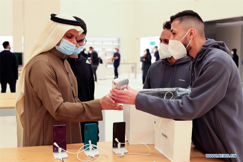 Huawei inaugure sa plus grande boutique à l'étranger à Riyad