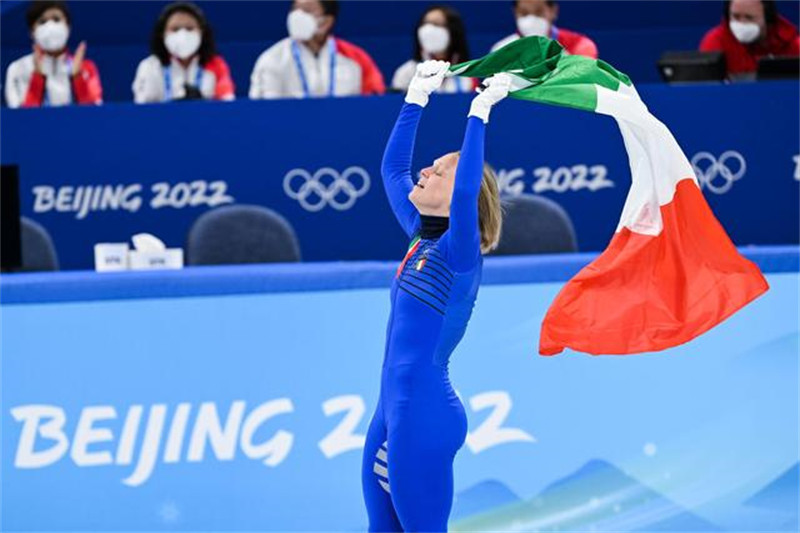 Le 7 février, l'Italienne FONTANA Arianna célèbre sa victoire après la finale du patinage de vitesse sur piste courte 500 m femmes aux JO d'hiver de Beijing 2022. (Ju Huanzong/Xinhua)
