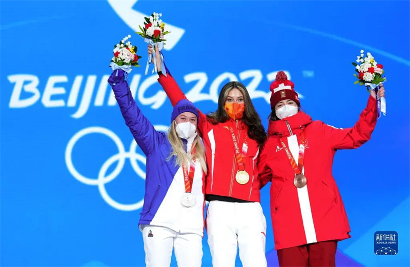 Le 8 février, la Chinoise Gu Ailing (Eileen Gu, au milieu), la Française Tess Ledeux (à gauche) et la Suisse Mathilde Gremaud (à droite) ont remporté respectivement les médailles d'or, d'argent et de bronze et posent lors de la cérémonie de remise des médailles. (Ju Huanzong/Xinhua)