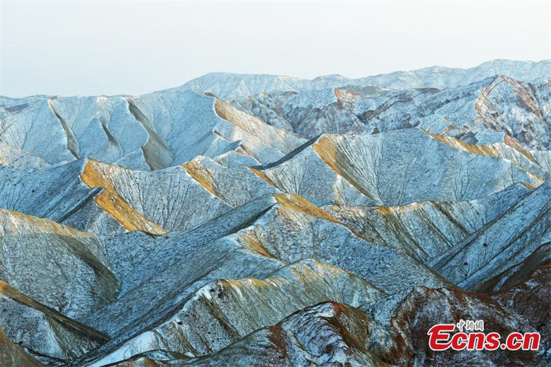 Les reliefs enneigés Danxia, dans le Gansu
