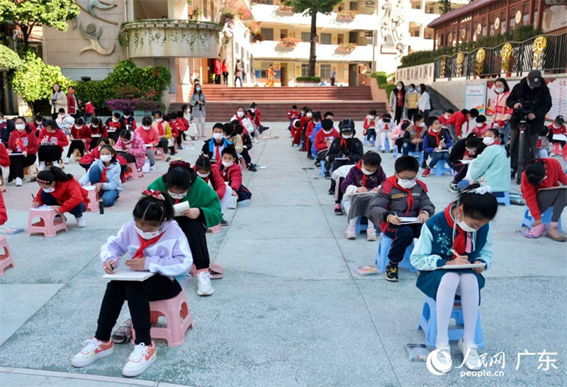 Guangzhou : des élèves d'une école primaire ont peint la mascotte Bing Dwen Dwen pour encourager les athlètes des JO d'hiver de Beijing