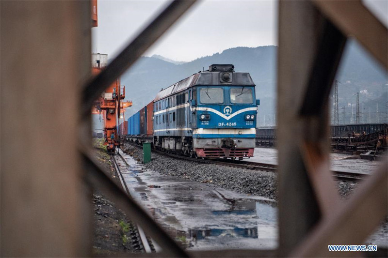 Départ d'un train de fret Chine-Europe dans le sud-ouest de la Chine