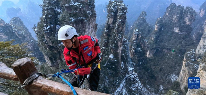 Hunan : des secouristes braves affrontent des montagnes enneigées