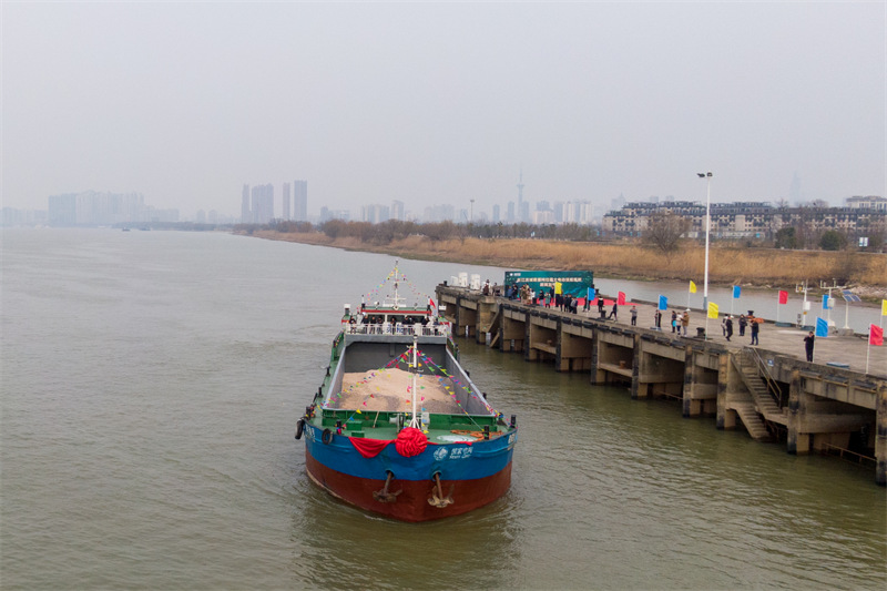 Voyage inaugural du premier cargo purement électrique de 3 000 tonnes dans la zone du fleuve Yangtsé