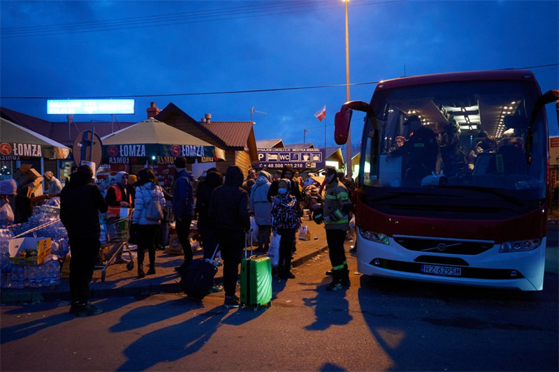 Des dizaines de milliers de réfugiés traversent la frontière polonaise pour fuir le conflit russo-ukrainien