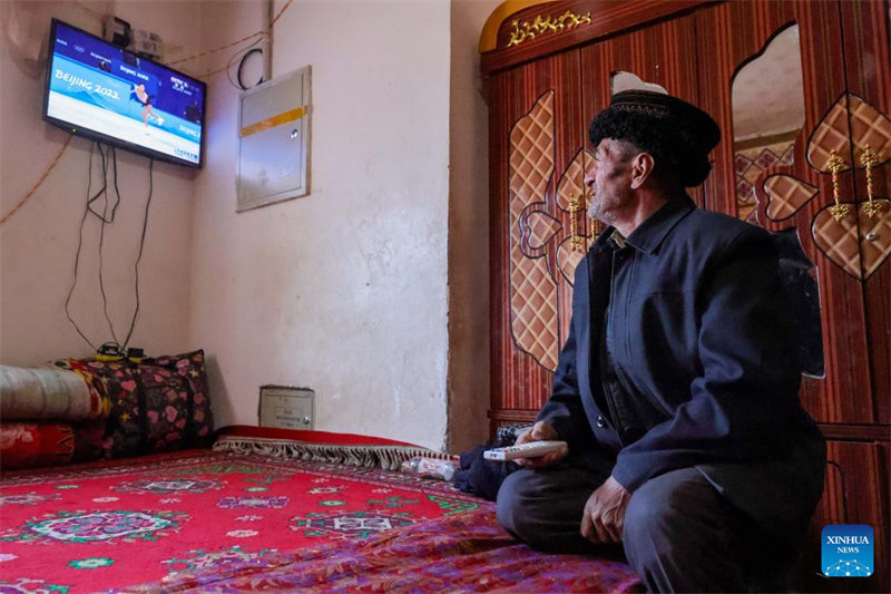 Xinjiang : des villageois jouissent d'une vie meilleure après leur réinstallation