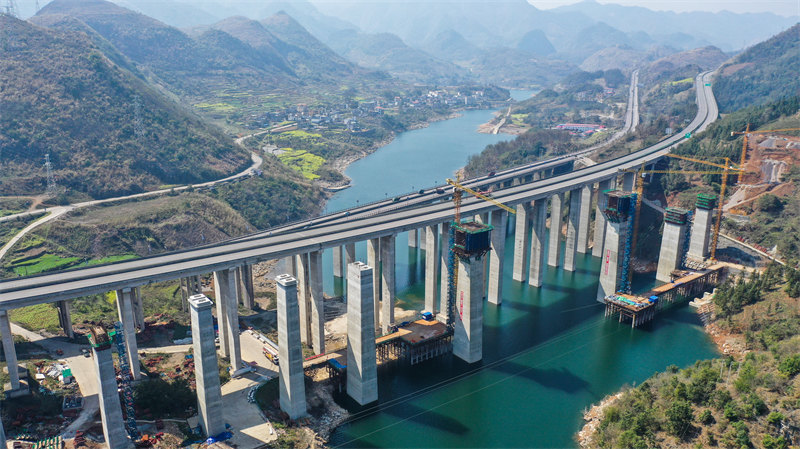 Dans la province du Guizhou, la construction de la voie ferrée Panxing progresse régulièrement