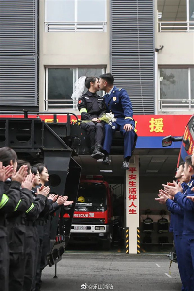 Ces photos de mariage entre le 119 (un pompier) et le 110 (une policière) sont tellement cool !