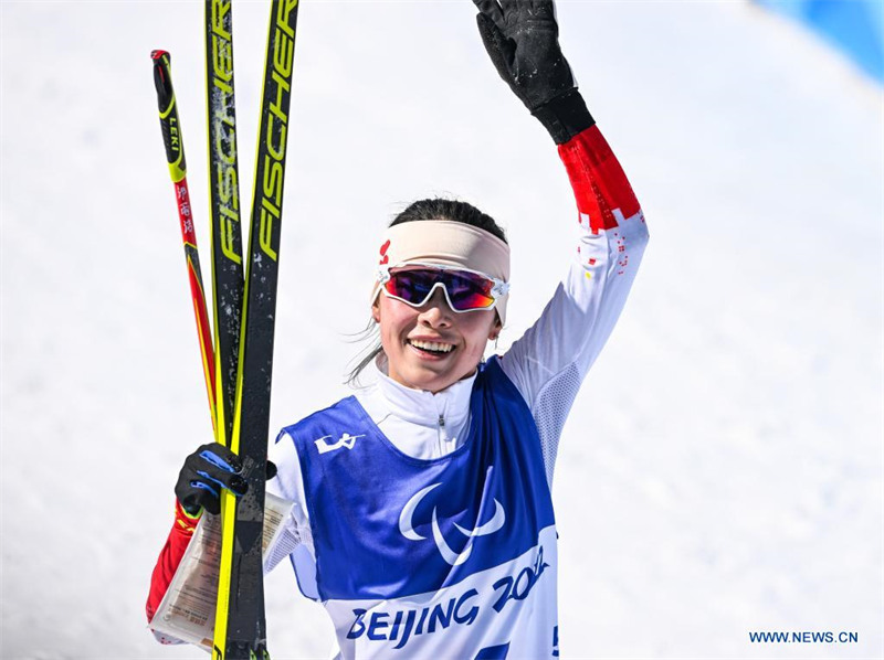 Guo Yujie championne de para biathlon femmes sprint debout aux Jeux paralympiques d'hiver de Beijing