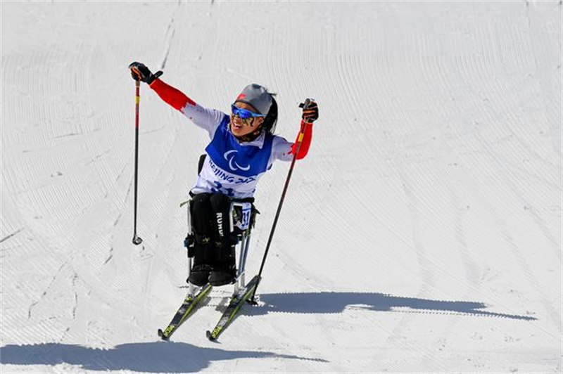 La Chinoise Yang Hongqiong décroche la médaille d'or en ski de fond longue distance assis femmes aux Jeux paralympiques de Beijing 2022