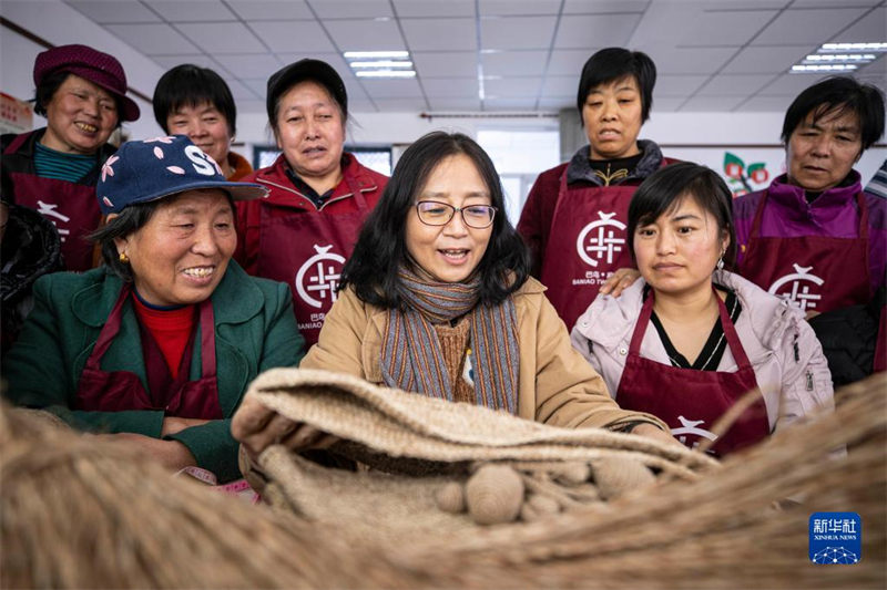 Les articles culturels et créatifs du tressage du chanvre transmettent le pouvoir féminin dans le Ningxia