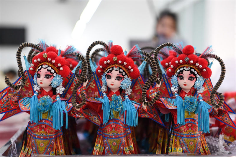 La production des figurines augmente les revenus des habitants du Guizhou 