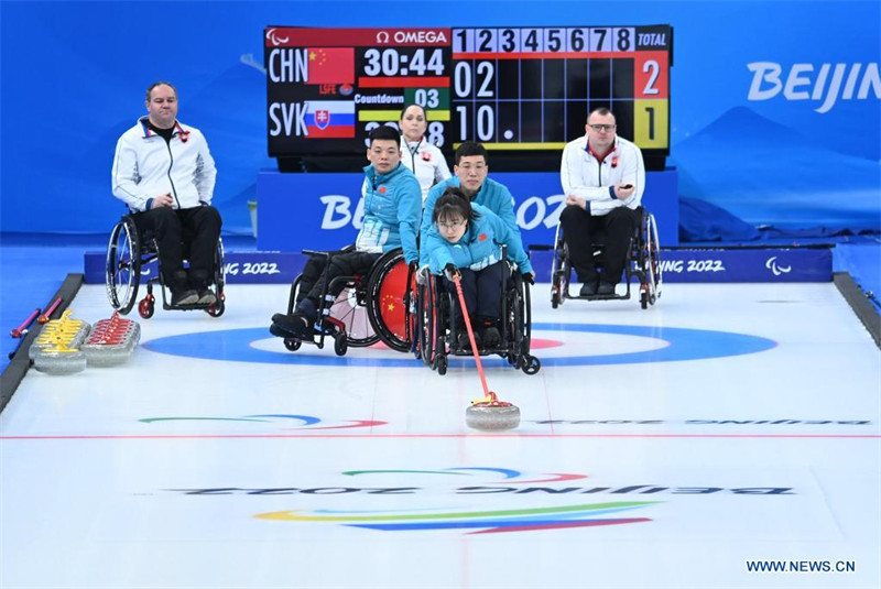 La Chinoise Yan Zhuo (au premier plan) participe à l'épreuve de curling en fauteuil roulant entre la Chine et la Slovaquie, aux Jeux paralympiques d'hiver de Beijing 2022, à Beijing, capitale chinoise, le 9 mars 2022. (Wu Huiwo/Xinhua)