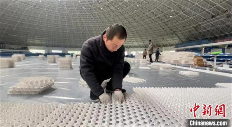 Des ouvriers du bâtiment installent le support de tubes sous la première patinoire mobile normalisée modulaire de Chine à Qiqihar, dans la province du Heilongjiang (nord-est de la Chine). (Photo fournie par le Bureau des sports de Qiqihar)