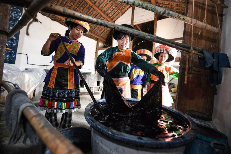 Les Miao du Sichuan font du batik à Gulin