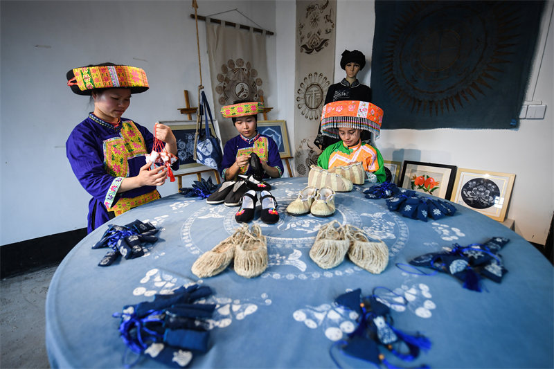 Les Miao du Sichuan font du batik à Gulin