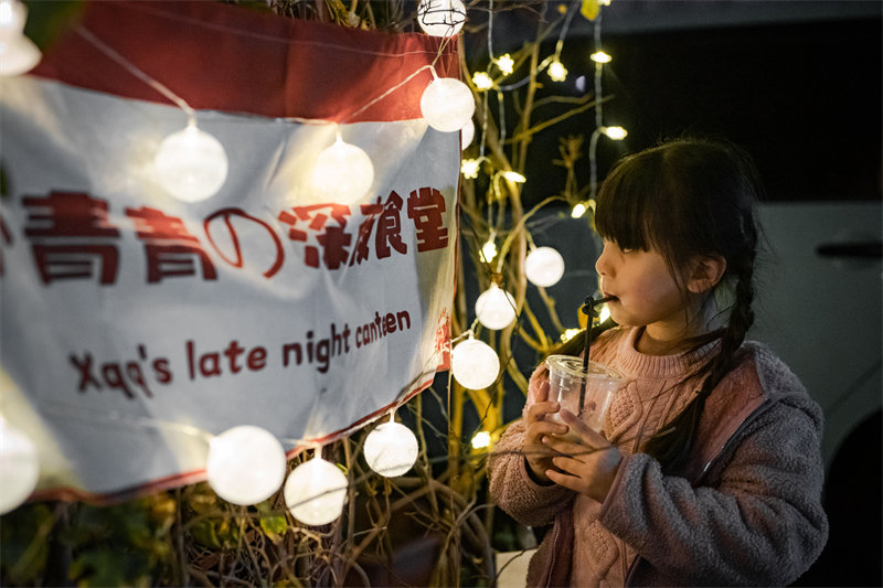 Chongqing : la foire aux troncs enrichit la vie nocturne