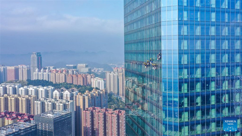 Les tours jumelles du Centre du commerce international de Guiyang subissent le premier nettoyage de leurs murs extérieurs