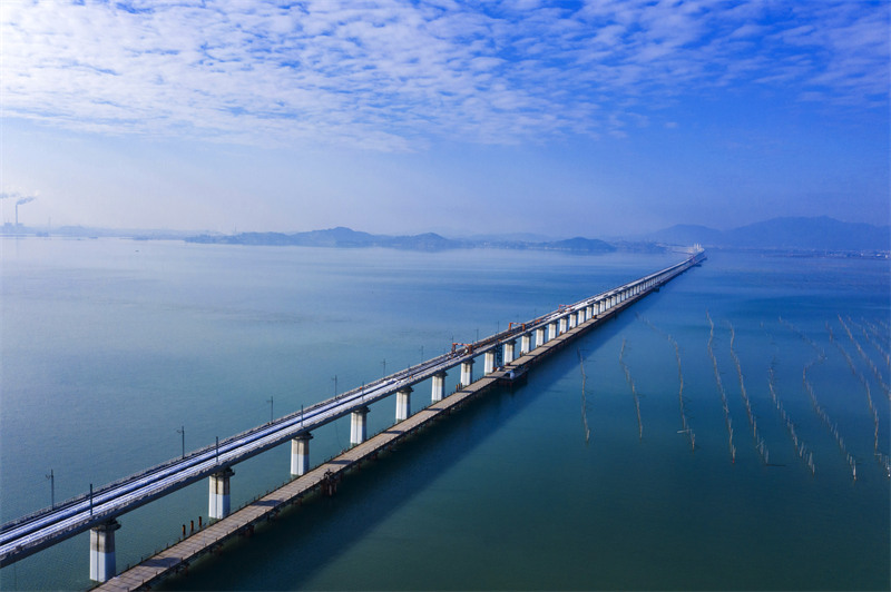 L'installation des voies de premier chemin de fer maritime à grande vitesse Fuzhou-Xiamen a commencé