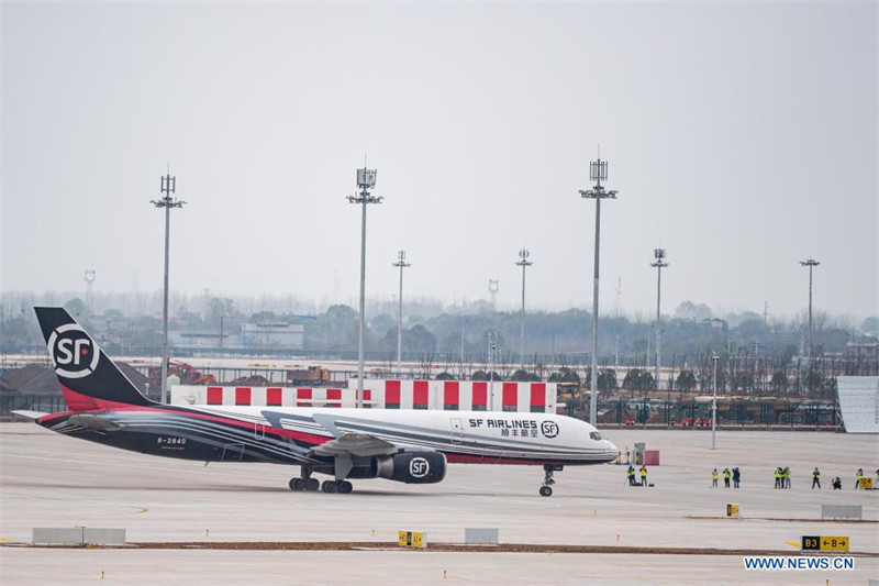 Chine : le premier aéroport destiné au fret achève son vol d'essai d'avions cargo