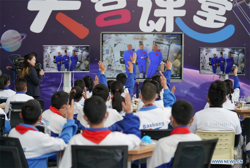 Les astronautes chinois donnent un deuxième cours depuis la station spatiale