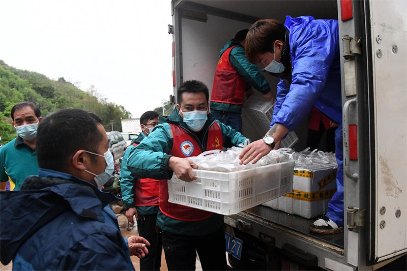 Chine : fournitures de secours à la suite du crash aérien au Guangxi