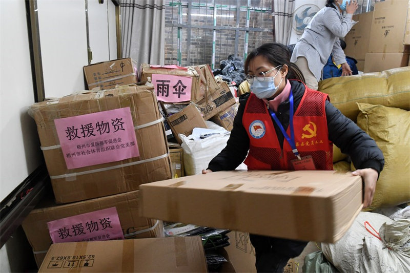 Chine : fournitures de secours à la suite du crash aérien au Guangxi