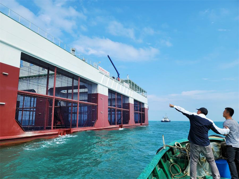 La première installation piscicole semi-submersible et pélagique installée dans la province de Hainan