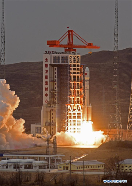 Une fusée porteuse chinoise modifiée avec des propulseurs d'appoint à poudre effectue son premier vol