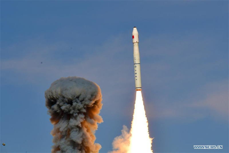 La Chine lance trois satellites
