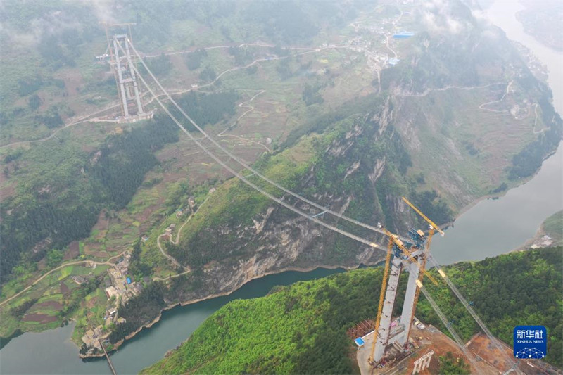Guizhou : début de la pose des câbles principaux du super pont sur la rivière Tongzi