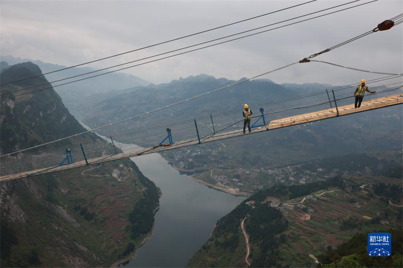 Guizhou : début de la pose des câbles principaux du super pont sur la rivière Tongzi