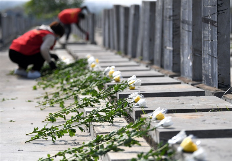 Chine : des gens rendent hommage aux défunts lors de la fête de Qingming