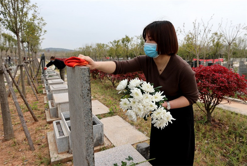 Chine : des gens rendent hommage aux défunts lors de la fête de Qingming