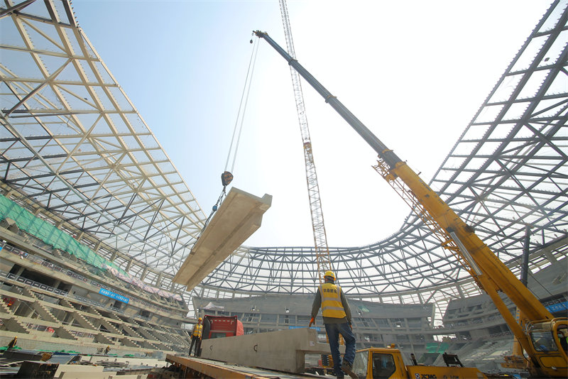 Shandong : la construction du stade de football des jeunes bat son plein à Qingdao