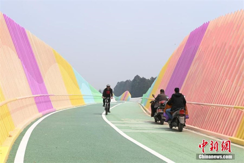 Sichuan : un pont nouvellement construit à Chengdu attire les visiteurs
