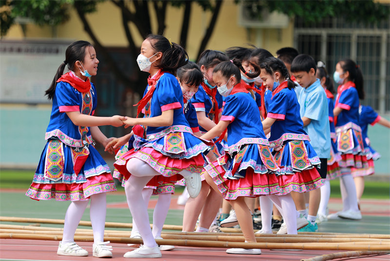 Guangxi : les sports typiques entrent sur le campus à Gongcheng