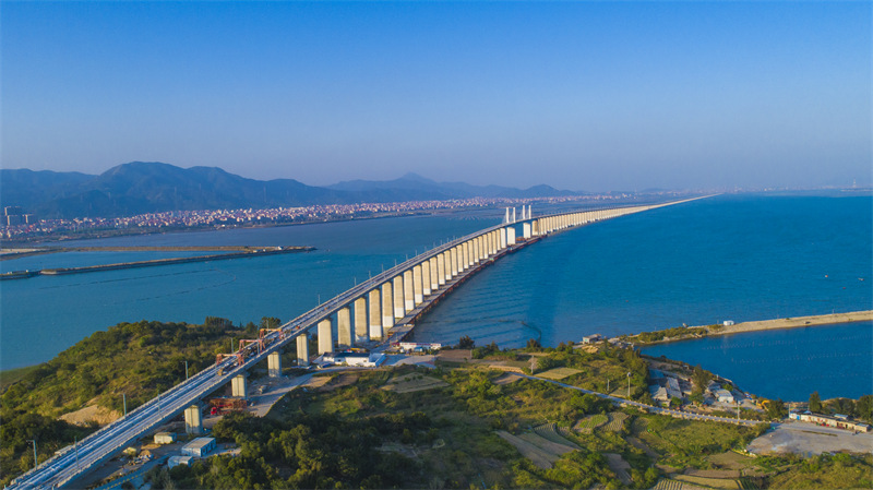 Fujian : la construction de la voie sans ballast du pont de la baie de Meizhou est achevée