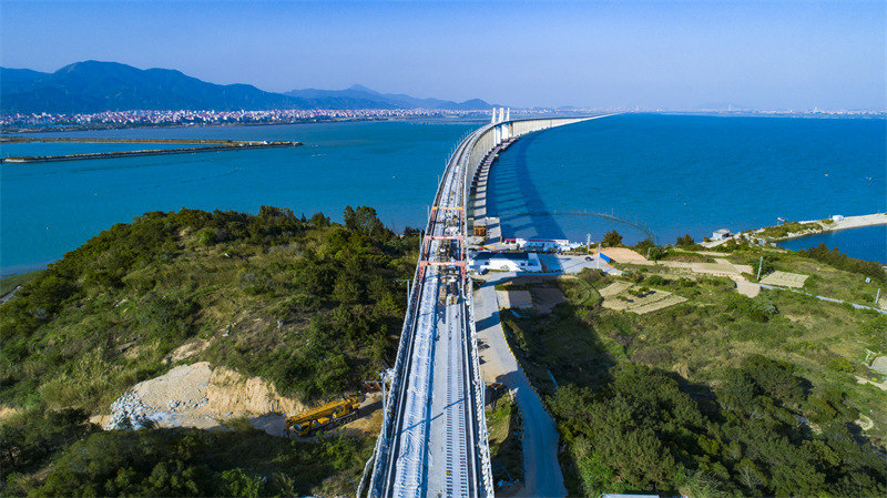 Fujian : la construction de la voie sans ballast du pont de la baie de Meizhou est achevée