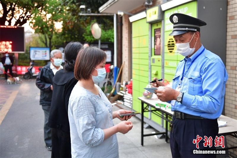 Que fait le premier groupe de personnes placées sous contrôle de l'épidémie de Shanghai ?