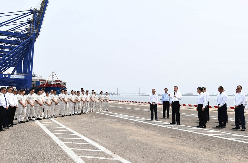 Xi Jinping inspecte une zone de développement économique à Hainan