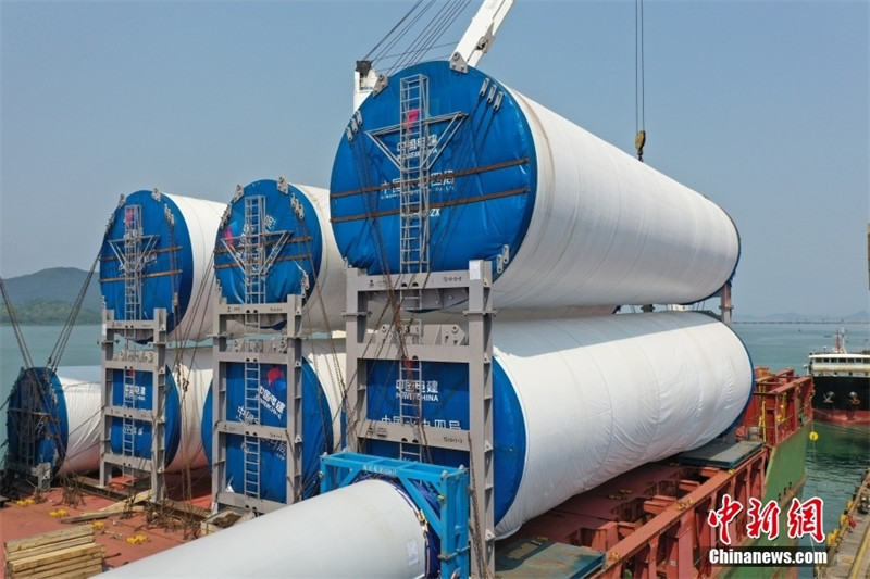 Premier transport maritime réussi de tours éoliennes de plus de 5 mètres de diamètre superposées